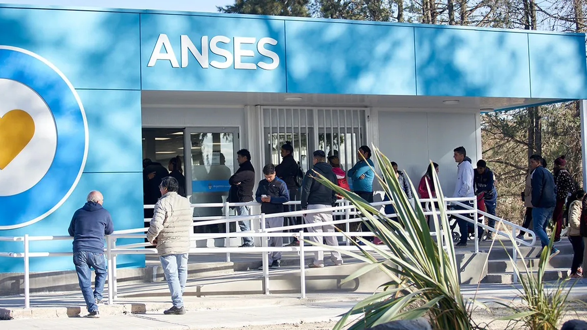 Montos reales: cuánto va a pagar ANSES a jubilados, AUH, AUE y demás