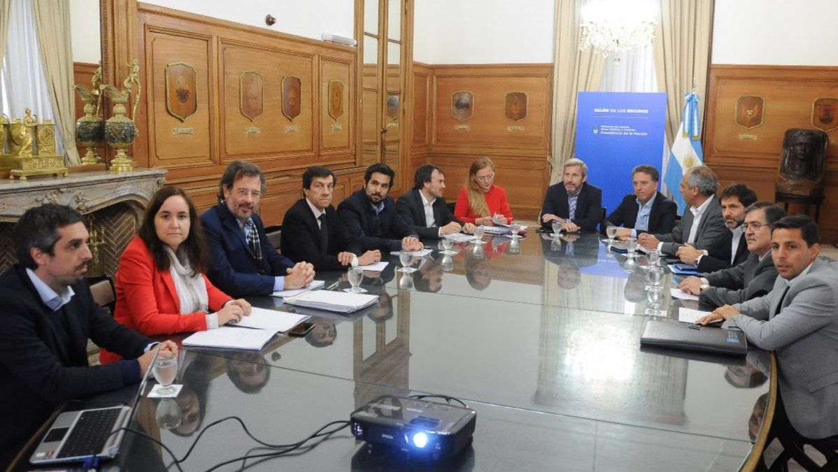 Presupuesto: el Gobierno reunió a los ministros de Economía de Cambiemos y los gobernadores del PJ piden no suspender la baja de retenciones