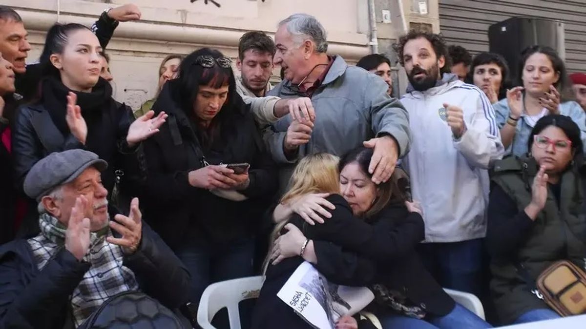 Familiares de los detenidos durante la votaci&oacute;n de la ley bases