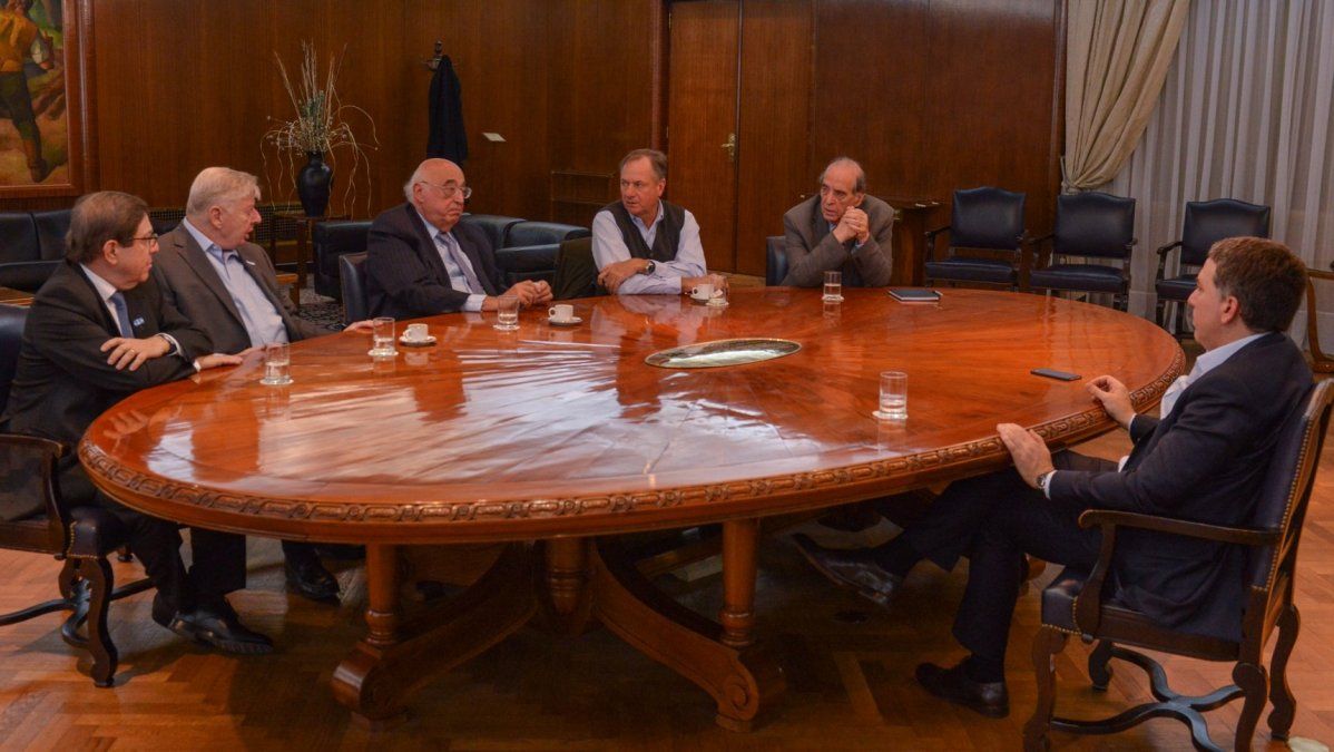 Muestra de apertura: Dujovne se reunió con un grupo de reconocidos economistas