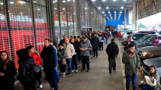 Largas colas en los supermercados para aprovechar el 50% de descuento del Banco Provincia