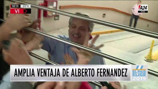 Apenas cerraron las urnas, Alberto Fernández salió a saludar a quienes lo esperaban en la puerta de su casa