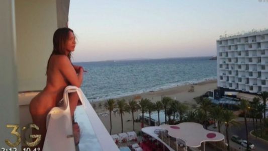 Lizy Tagliani desnuda en un balcón de Ibiza: su reacción al verse