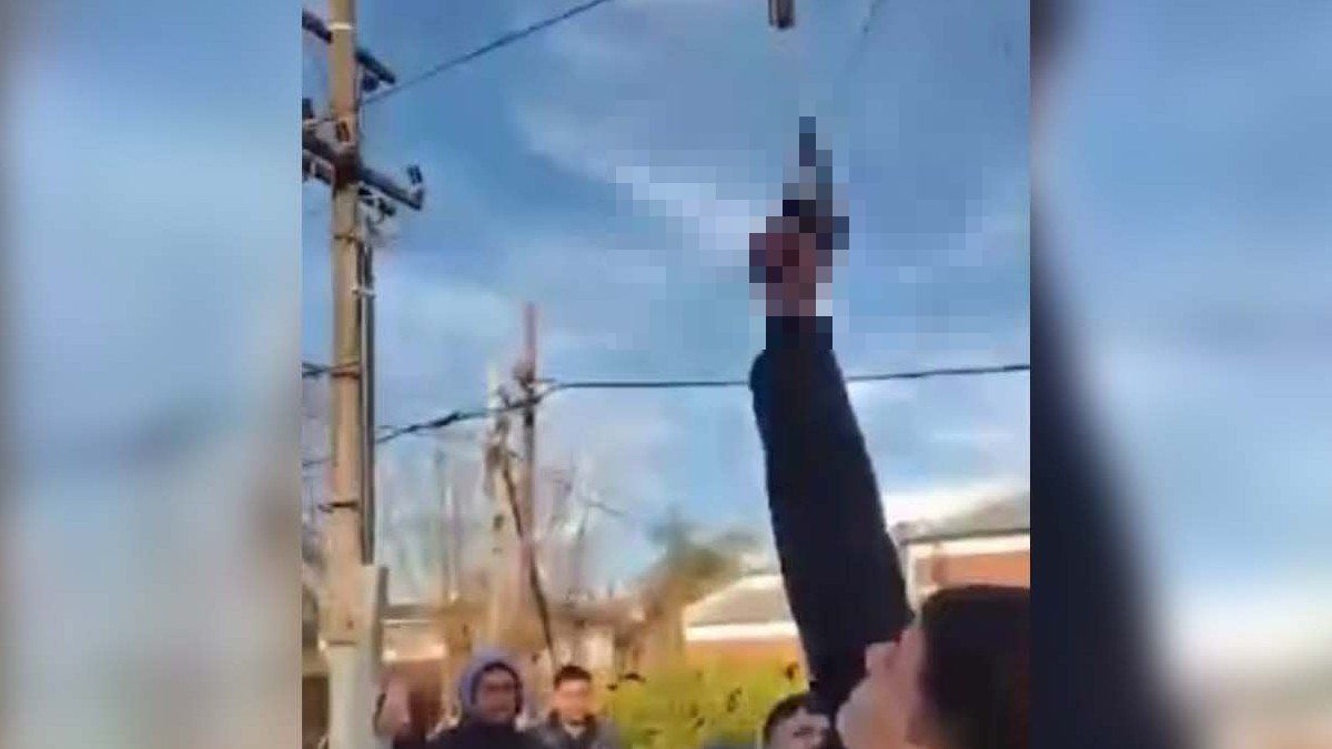 Impactante. El acto tuvo lugar el martes frente a la casa velatoria ubicada en la zona de la avenida 66 y la calle 132 (Foto: captura de video).