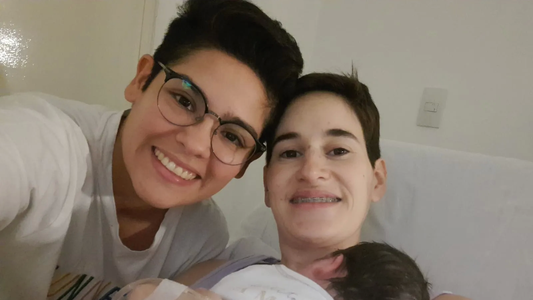 Es mamá no gestante y logró obtener una licencia inédita por el nacimiento de su hija