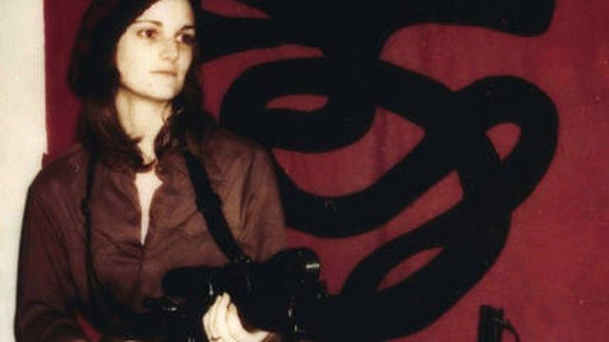 La foto en la que Patty Hearst aparecía con un uniforme de combate y sostenía un arma frente a una bandera con la insignia del SLA