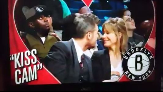 Marcelo Tinelli enfocado por la kiss cam en un partido de la NBA, besó con todo a Guillermina Valdés
