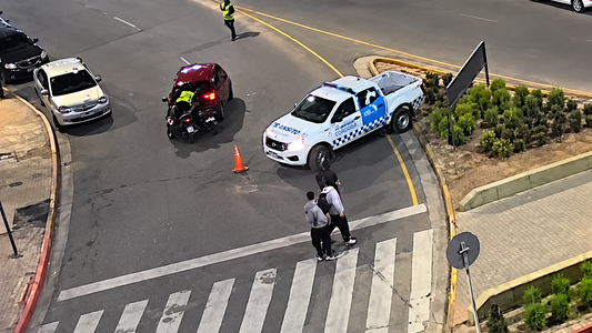 Quiso escapar de un control, atropelló a un inspector y lo llevó cinco cuadras sobre el capot