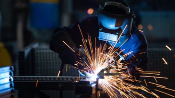 Según ADIMRA, el sector metalúrgico prevé aumentar la dotación en el próximo semestre