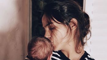 El colecho de Agustina Cherri y su hija Alba en el camarín de Pol-Ka