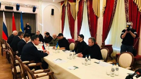 Rusia y Ucrania negocian por cuarta vez el alto al fuego, mientras siguen los bombardeos en Kiev