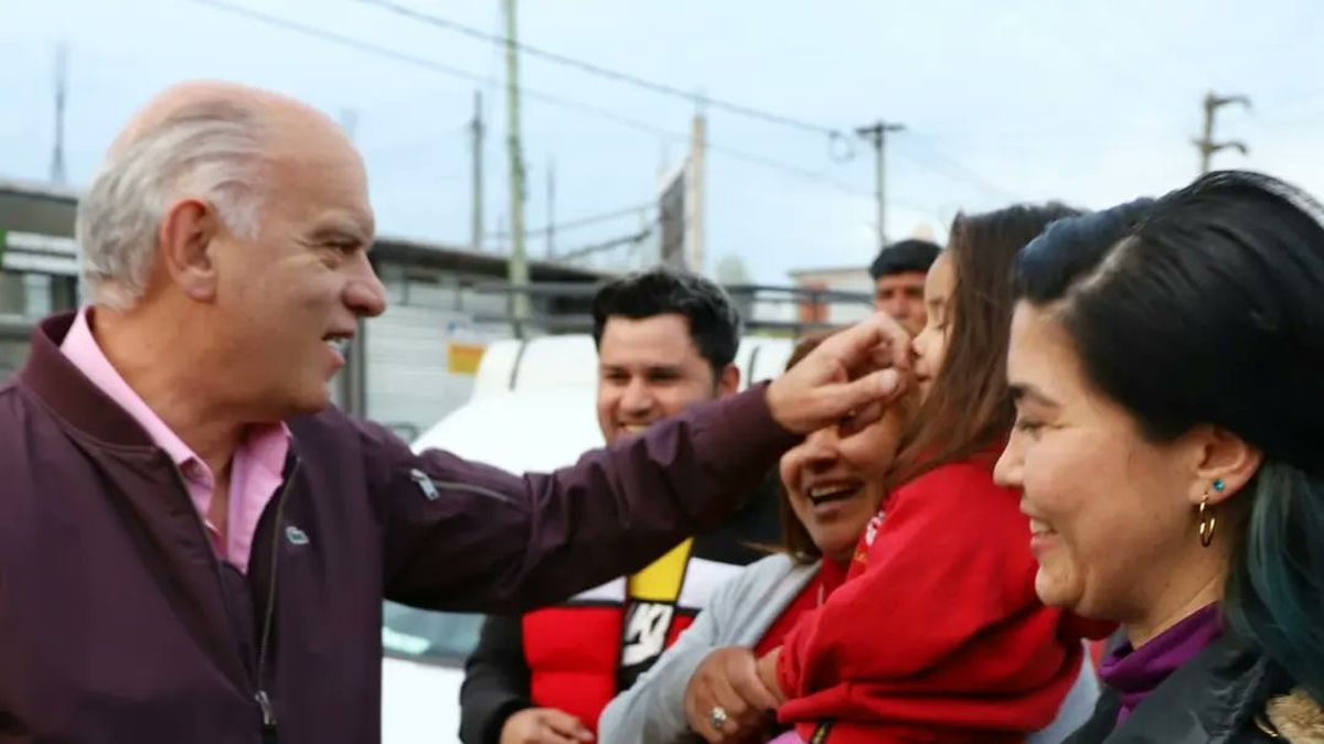 N&eacute;stor Grindetti, en una recorrida por Lan&uacute;s. (Foto: archivo)