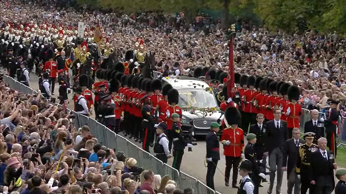 Los restos de la reina Isabel II llegan al castillo de Windsor (Foto: Captura de TV)