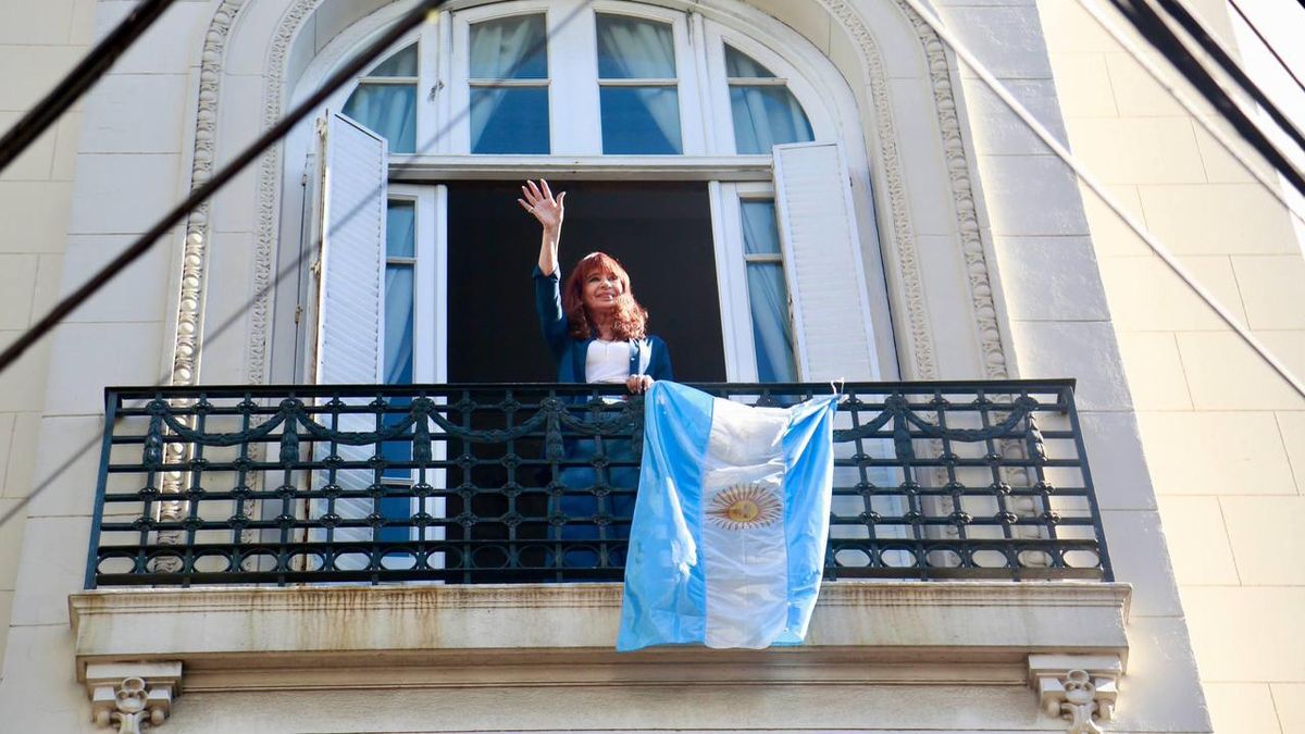 La ex mandataria sali&oacute; al balc&oacute;n en varias oportunidades durante el 24 de marzo. (Foto: prensa La C&aacute;mpora).