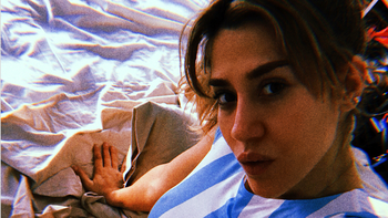 Jimena Barón alentó a la Selección, en tanga, pero perdimos igual