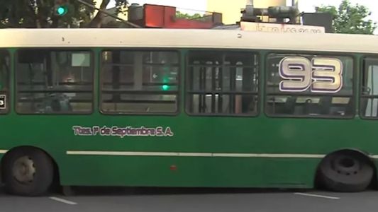 El increíble accidente de un colectivo de la línea 93 que perdió dos ruedas en plena avenida