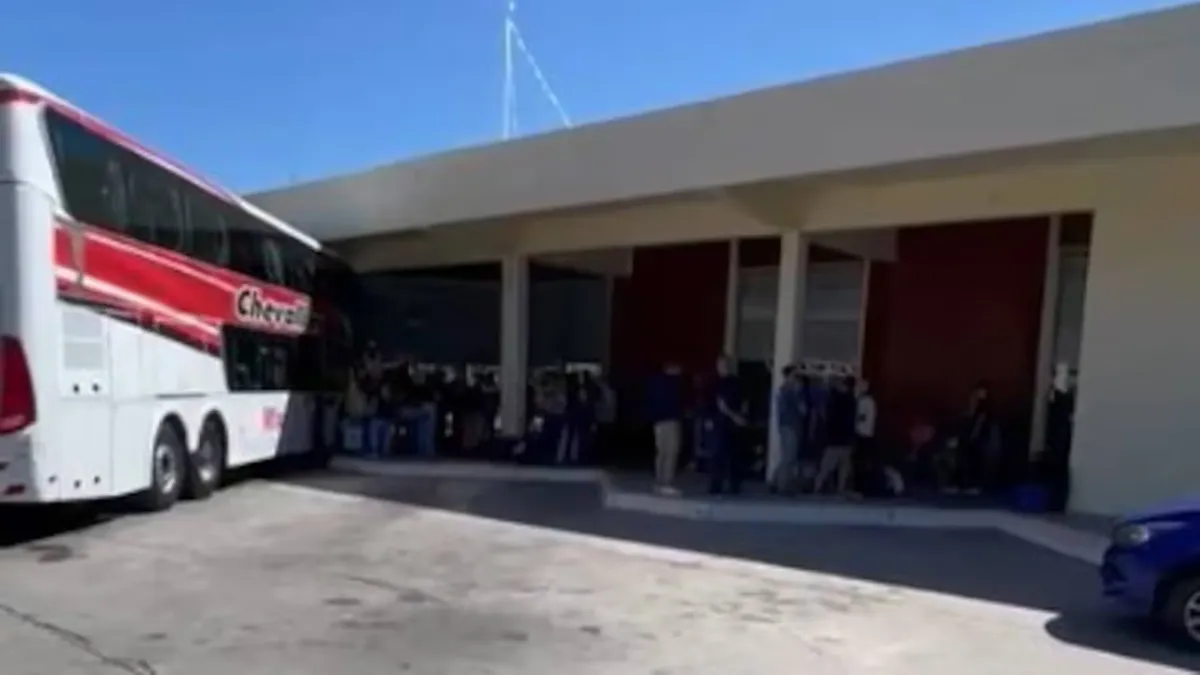 Horas después del inconveniente, el micro fue autorizado para partir. (Foto: gentileza ElDocetv.)