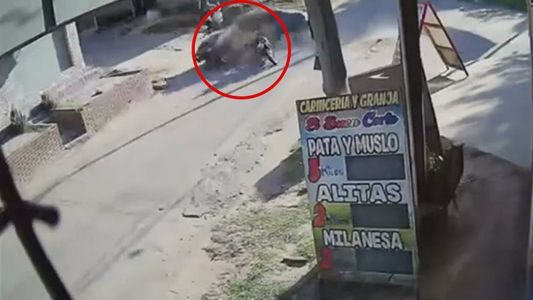 Video: dos motochorros menores de edad volaron por el aire tras un impactante choque