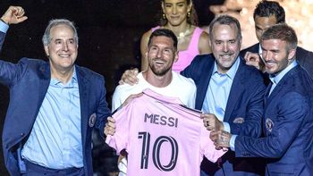 Jorge Mas, Lionel Messi, José Mas (hermano de Jorge), y el copropietario de Inter Miami David Beckham, el día de la presentación del argentino (EFE/Cristobal Herrera-ulashkevich) Jorge Mas, Lionel Messi, José Mas (hermano de Jorge), y el copropietario de Inter Miami David Beckham, el día de la presentación del argentino (EFE/Cristobal Herrera-ulashkevich)