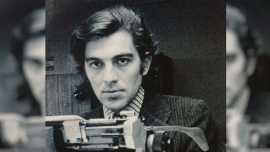 Irreconocible: ¿Quién es este exitoso periodista de la foto retro?