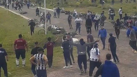 Graves incidentes entre la barra de Talleres de Escalada y la