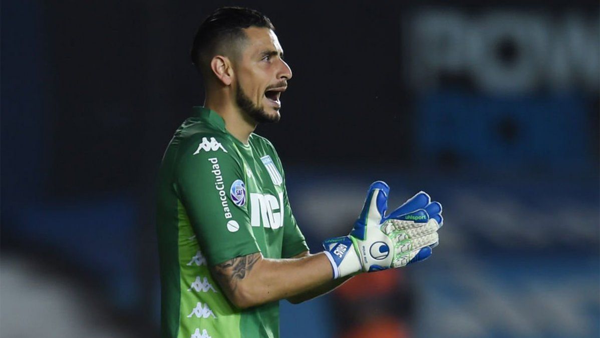 Malas noticias en Racing: su arquero Arias se fracturó un dedo y podría ser operado