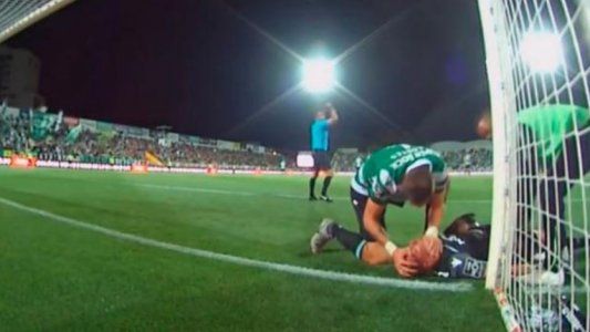 Héroe sin capa: el uruguayo Coates evitó que el arquero de su equipo se ahogara con su lengua