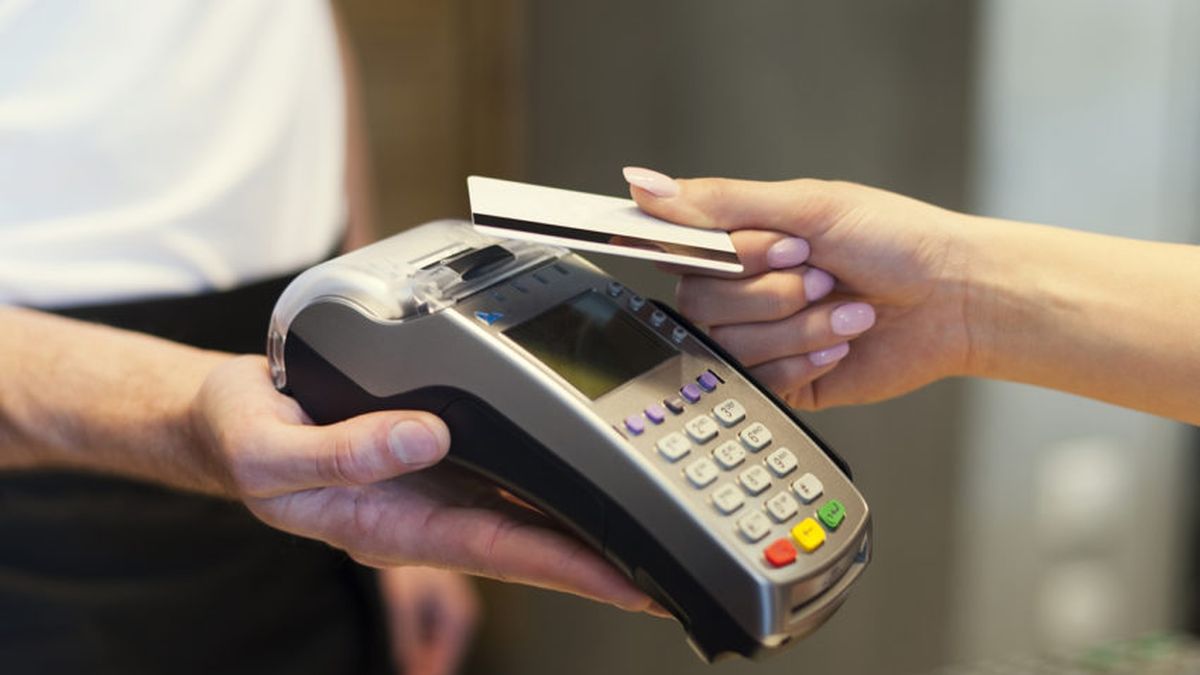 Gran noticia para jubilados y AUH: Aumentan el reintegro por compras con débito
