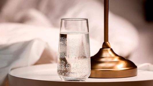 ¿Energías negativas? Por qué aparecen burbujas en el vaso de agua durante la noche