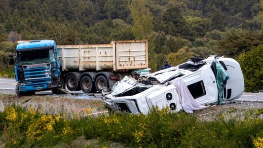 Un choque frontal entre una combi y un camión dejó a seis turistas muertos en la ruta 40