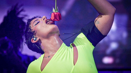 Nathy Peluso desplegó su potencia extraordinaria en el escenario del Movistar Arena con entradas agotadas