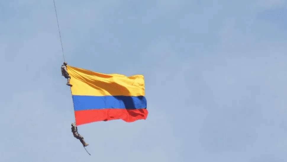 Increíble: video registró la muerte de dos soldados que iban colgados de un helicóptero