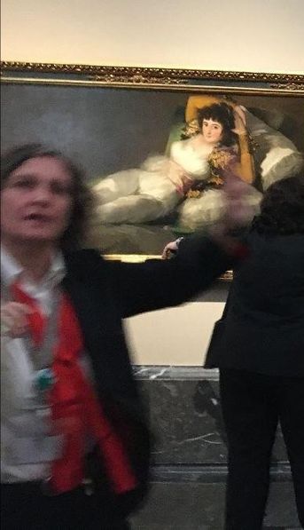 Video | Siguen los ataques contra el arte: el momento que ecologistas protestan en el Museo del Prado en Madrid