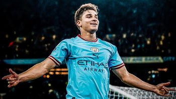 Jugador total: el genial doblete de Julián Álvarez en su debut como titular en la Premier League