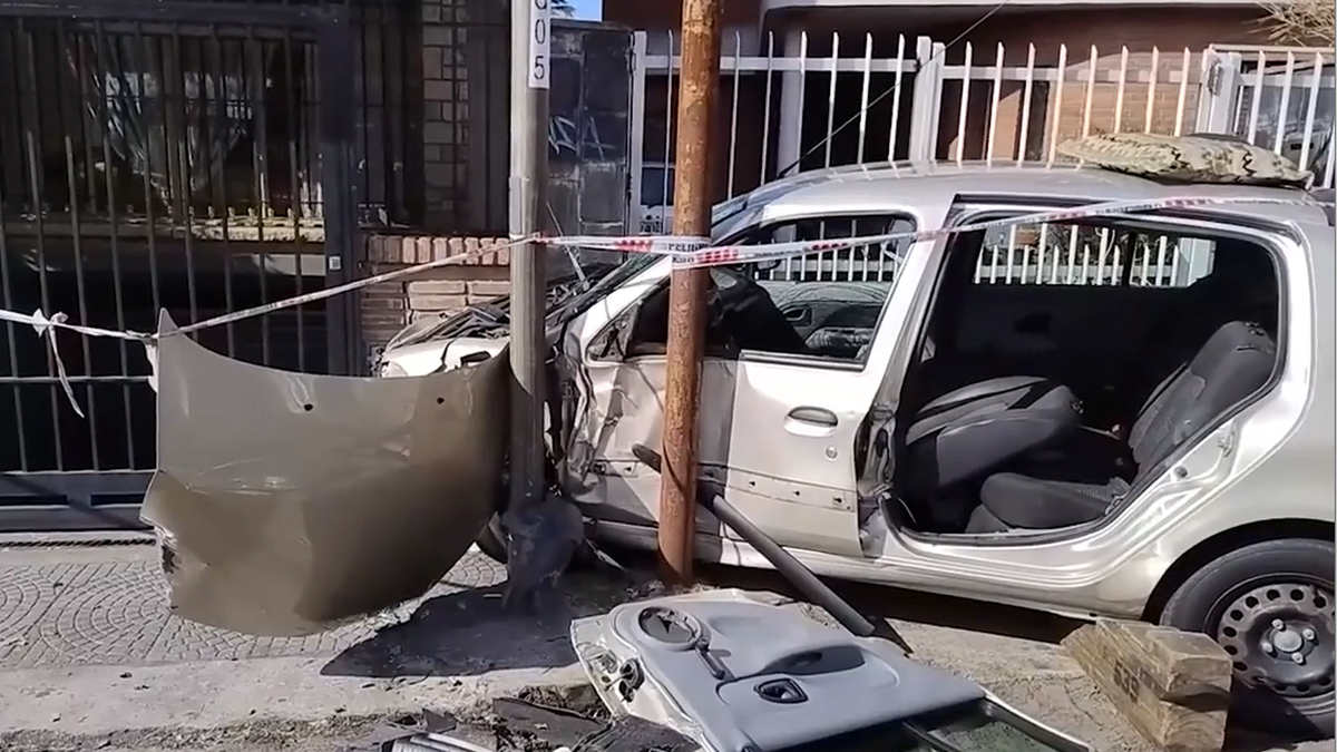 Una impactante persecución tras un robo de un auto terminó con un choque contra una casa.&nbsp;