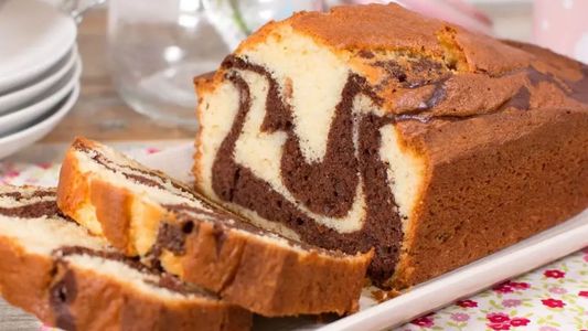 Budín marmolado casero: la receta que transforma un clásico en una tentación