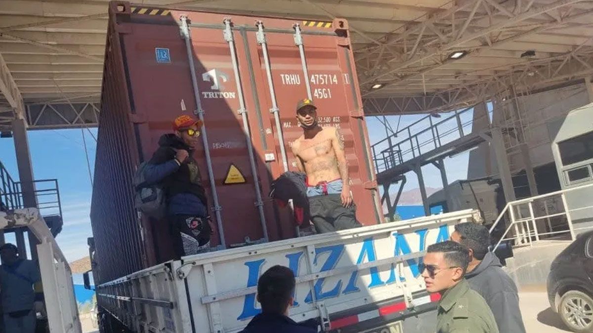 Dos inmigrantes ilegales aseguraron que querían entrar al país para ver a Boca