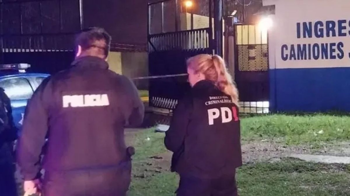 Arrojaron bombas molotov contra un conocido frigorífico y dejaron un mensaje intimidatorio (Foto: captura)