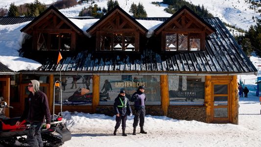 Tragedia en el Cerro Catedral: murió un trabajador mientras hacía tareas de descongelamiento