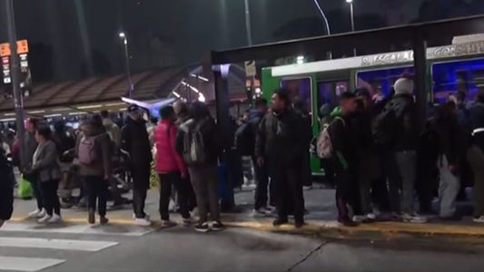 Paro total en la línea C de subte: miles de pasajeros quedaron varados y hay largas filas para tomar colectivos