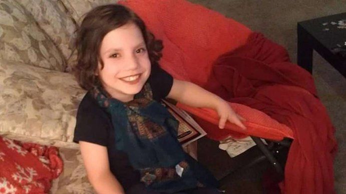 Habló la madre que adoptó a una niña con enanismo de 6 años y luego la abandonó: tenía 22, era una sociópata y quería matarlos