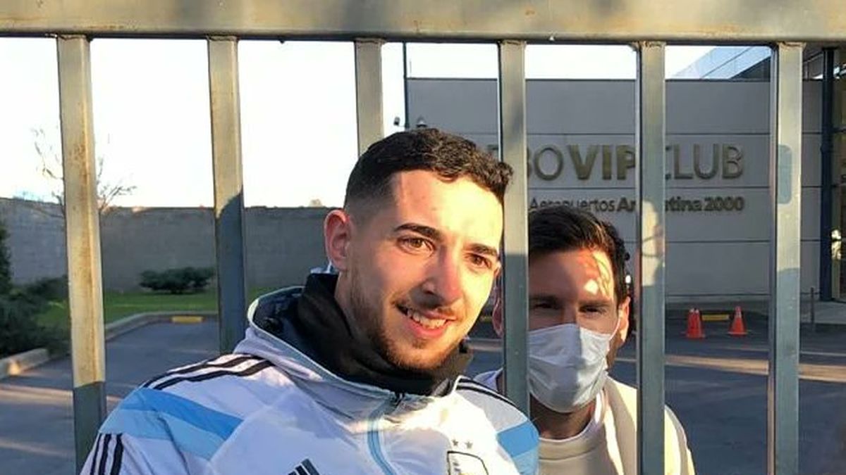 Messi paró a saludar a los dos hinchas que lo esperaban en Ezeiza y les firmó su camiseta.&nbsp;