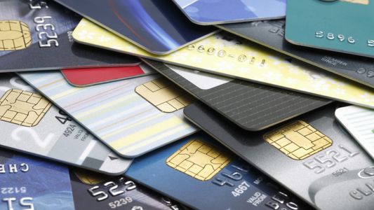 ¿Se puede dar de baja una tarjeta de crédito con deuda?