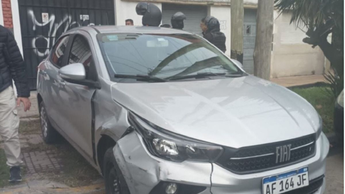 El auto asistido por la policía. Foto: 0221.com.ar