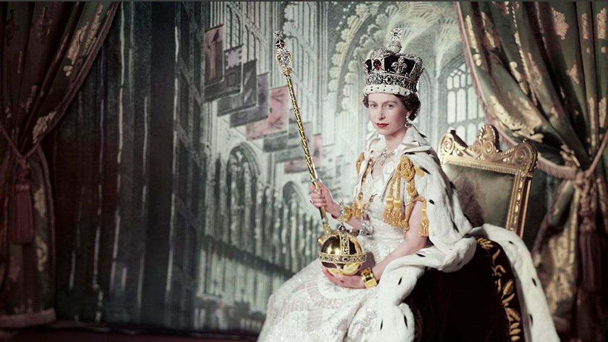 Junio de 1953. Coronación de la reina Isabel II en la Abadía de Westminster. En su mano tiene el orbe de oro, símbolo del poder sobre las colonias del imperio británico. Ese nombre clave eligió para poner en marcha su sucesión a manos de su hijo Carlos (Foto: Royal Collection Trust).