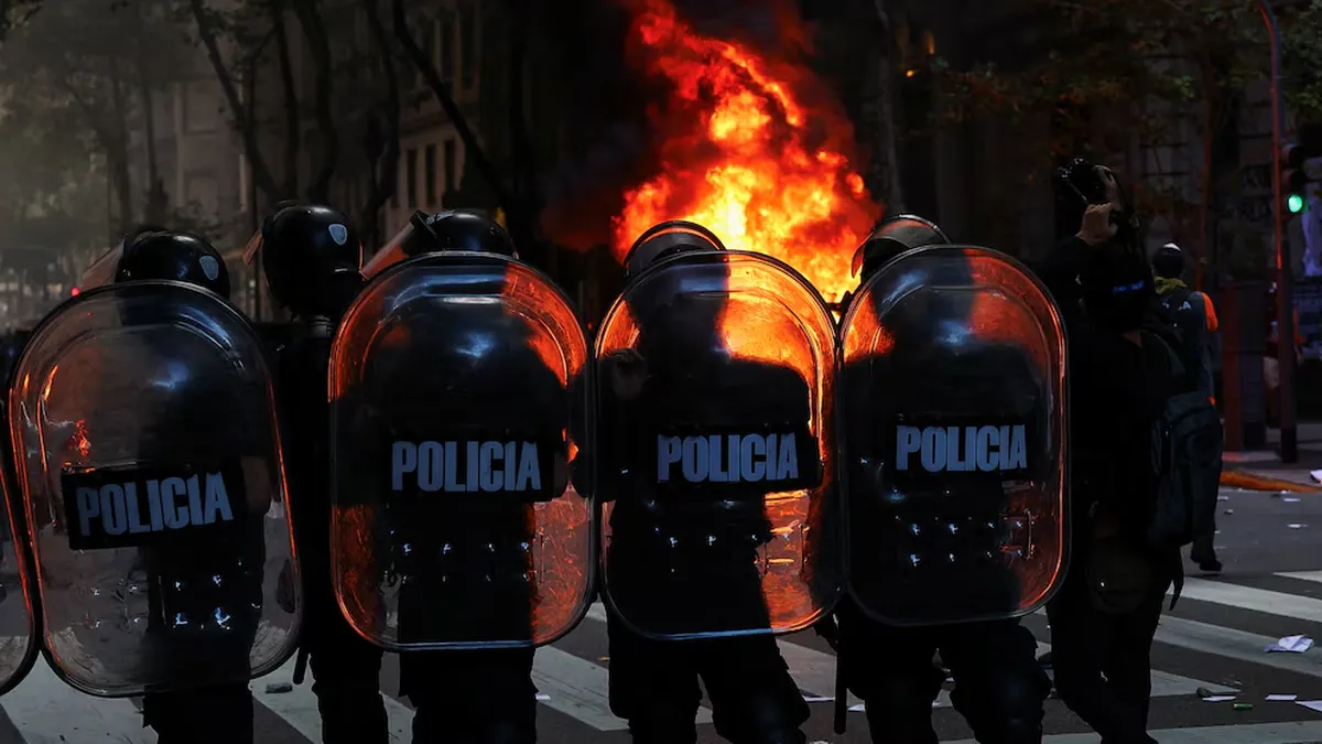 Incendiaron autos y contenedores de basura. La policía realizó numerosas detenciones. (Foto: REUTERS)