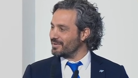 En un acto, Alberto Fernández le escribió un machete a Santiago Cafiero por equivocarse en una fecha patria