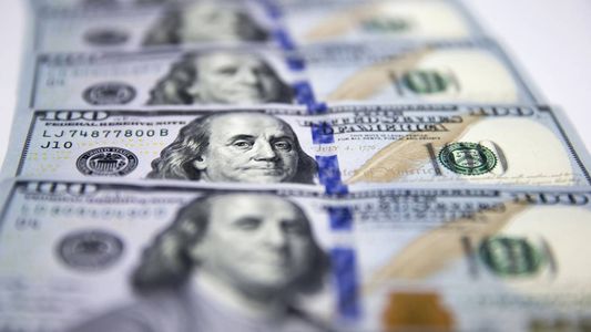 El riesgo país se dispara y el dólar blue vuelve a rozar su máximo histórico