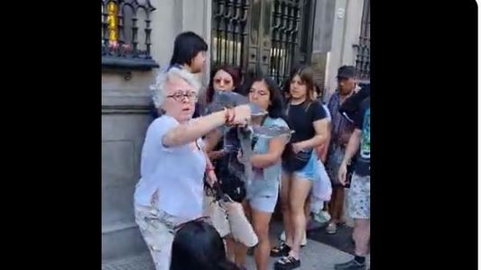 La furia de una vecina contra los manteros de Flores: Señora: ¿Qué le pasa?