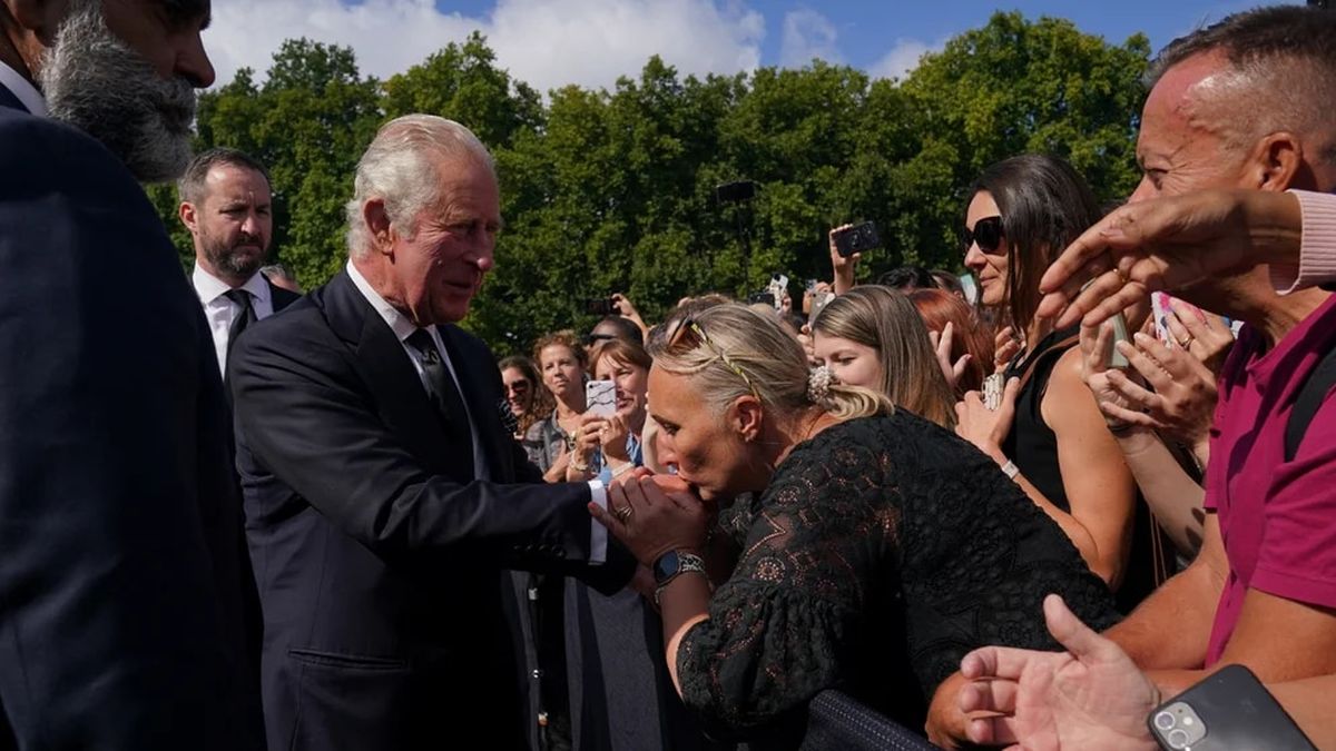 Reina Isabel II: Carlos III llegó a Buckingham, saludó a la multitud y graba su primer discurso como rey (Foto; Reuters).